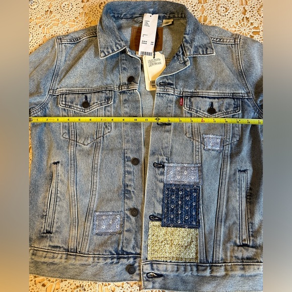 NWT Levi’s Patched Denim Jean Jacket S - Picture 2 of 9